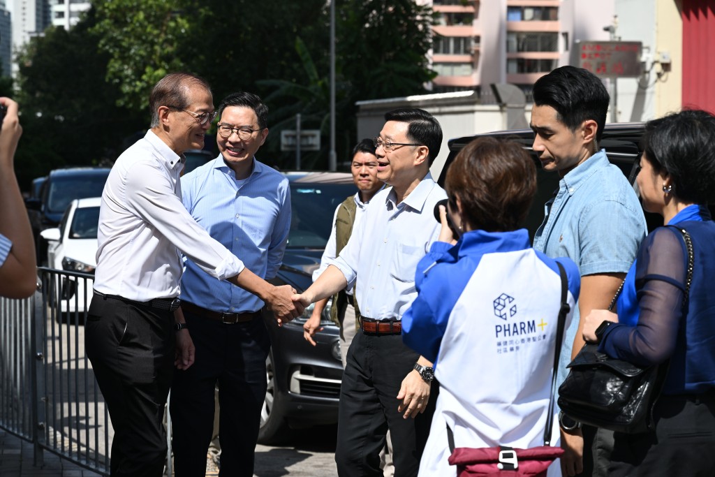 特首李家超本月中親訪黃大仙區社區藥房、地區康健中心等地，收集意見協助撰寫新一份《施政報告》。資料圖片