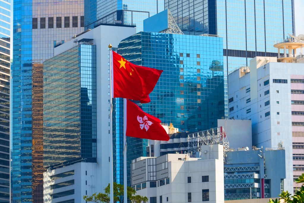 在香港現行的自由資本體系下,順理成章地化身為海外合法流動資本。 在香港現行的自由資本體系下,順理成章地化身為海外合法流動資本。
