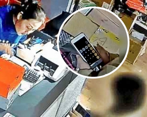 山東一名大媽日前帶孩子到運動用品店挑了兩對波鞋，結帳時打開手機裡的計數機裝作付款。網圖
