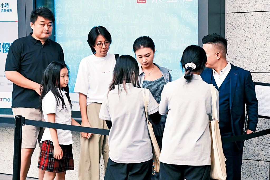 柏傲莊III昨日截票，有睇樓客趁截票到場參觀，情況不俗。