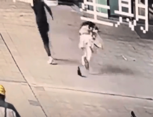 江西15岁少年从后狂奔撞飞女途人。