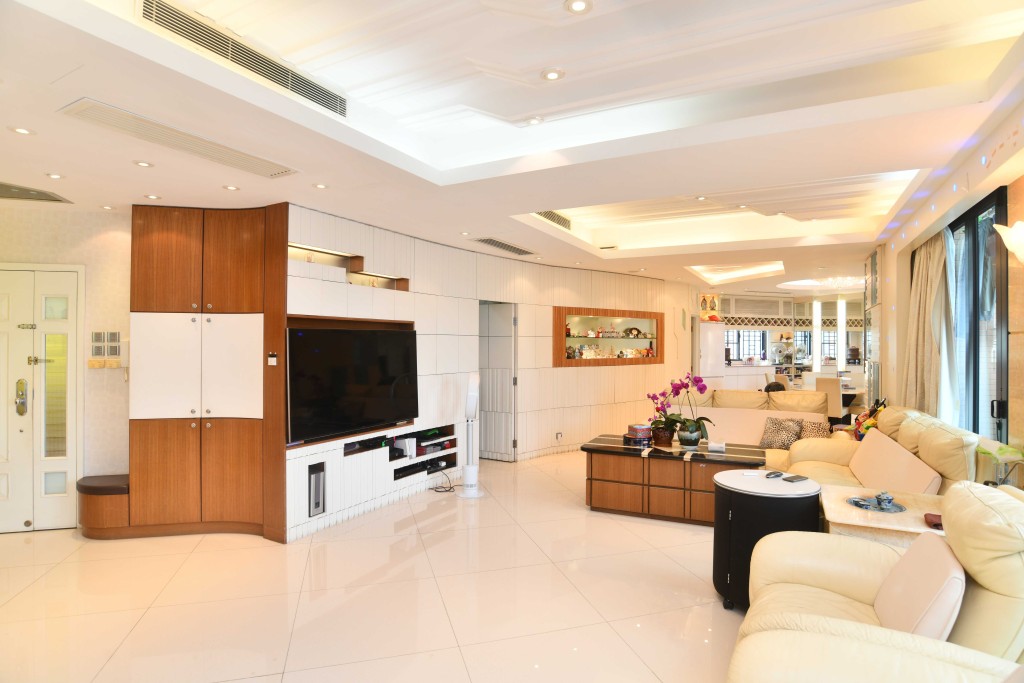 單位裝潢費用逾600萬,廳堂樓底高曠。