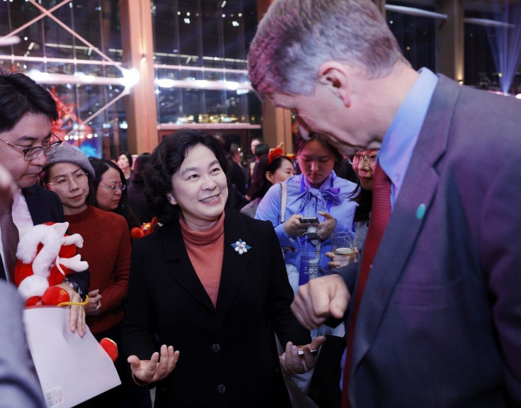 華春瑩任外交部部長助理時，與外國記者及家屬互動。