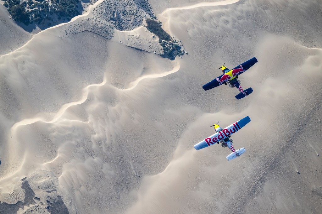 Red Bull Air Force兩名飛行員將空中交換飛機駕駛。
