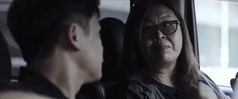 花姐與阿祖在車廂對話。