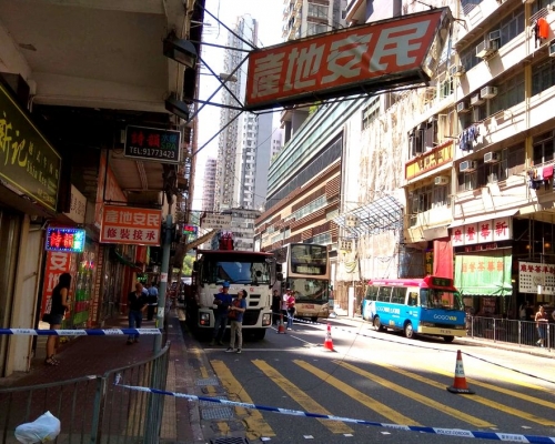 招牌疑被吊臂車撞毀，搖搖欲墜。讀者提供