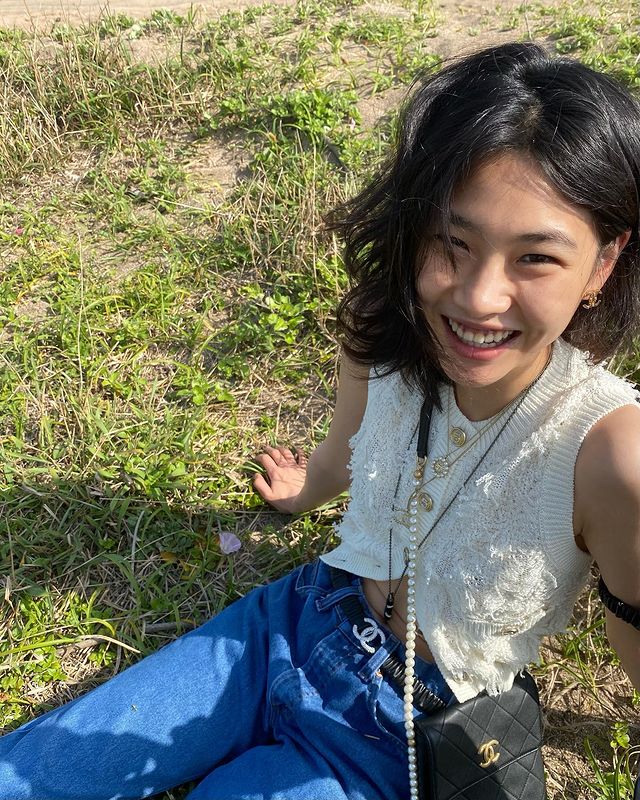 鄭浩妍笑起上來感覺開朗。