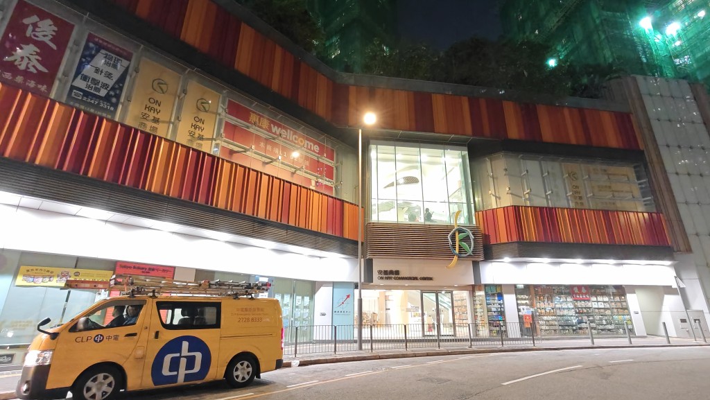 安基苑樓下有中電工程車輛停泊。