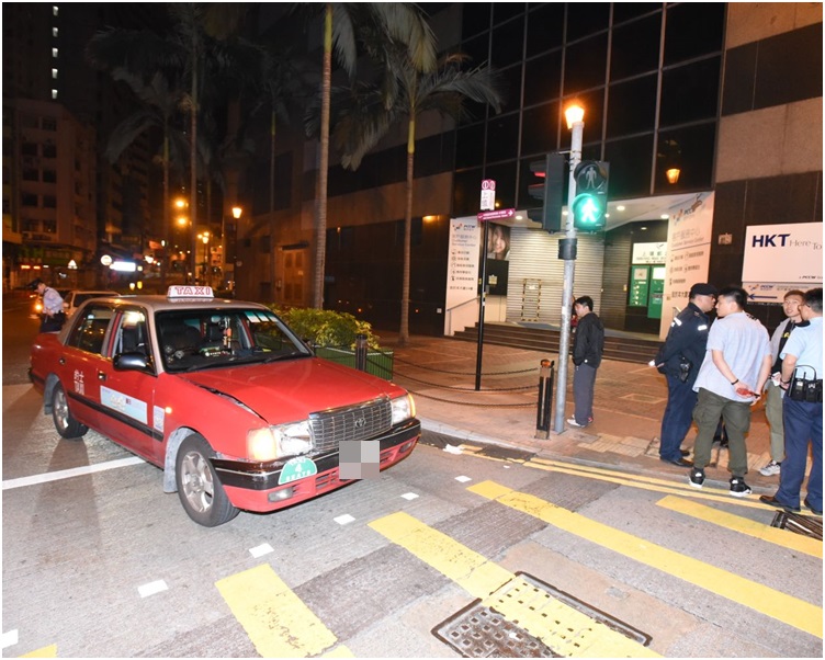 被倒車撞及的的士。