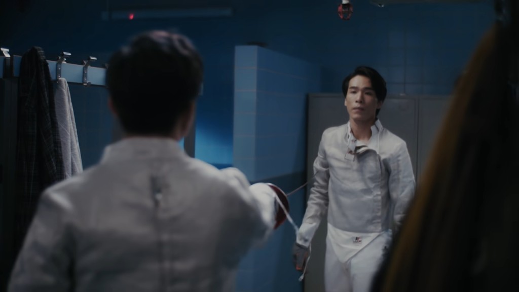 AK(左)在更衣室內跟梁仲恆爭執。