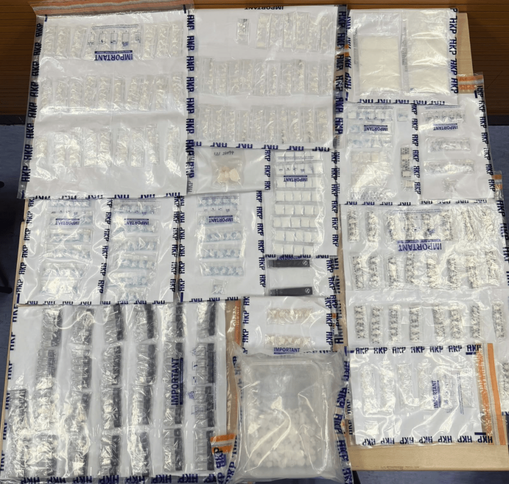 荃灣工廈搗毒品儲存倉 檢$45萬K仔依托咪酯煙彈等貨。 警方圖片 荃灣工廈搗毒品儲存倉 檢$45萬K仔依托咪酯煙彈等貨。 警方圖片