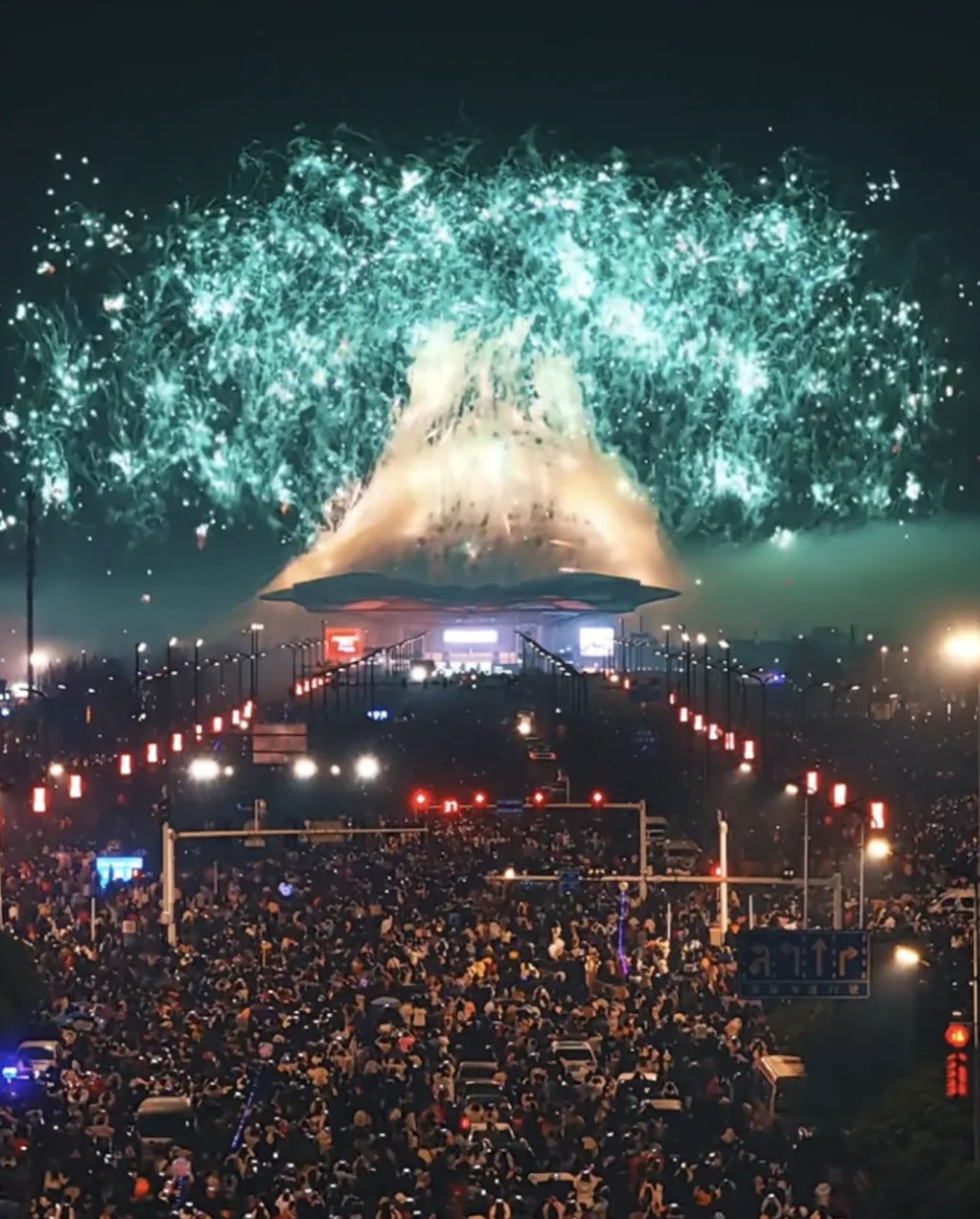 長沙瀏陽天空劇院正舉行「2026馬年新春焰火晚會」。《瀟湘晨報》