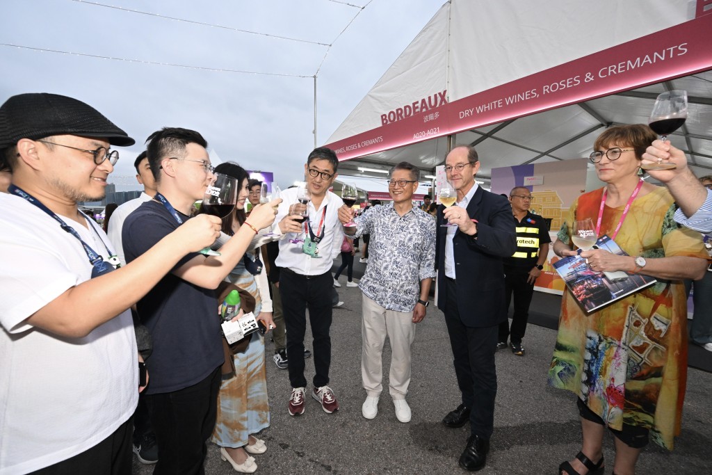 陳茂波相約了多位移居香港不久的朋友，到訪中環海濱的美酒佳餚巡禮活動，一起感受香港多姿多彩的生活和文化薈萃的特色。（陳茂波網誌圖片）