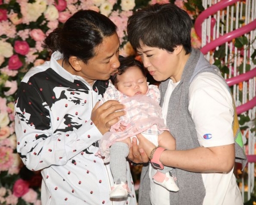 黃澤鋒與妻子陳麗麗本月10日為愛女舉辦百日宴,筵開50席。