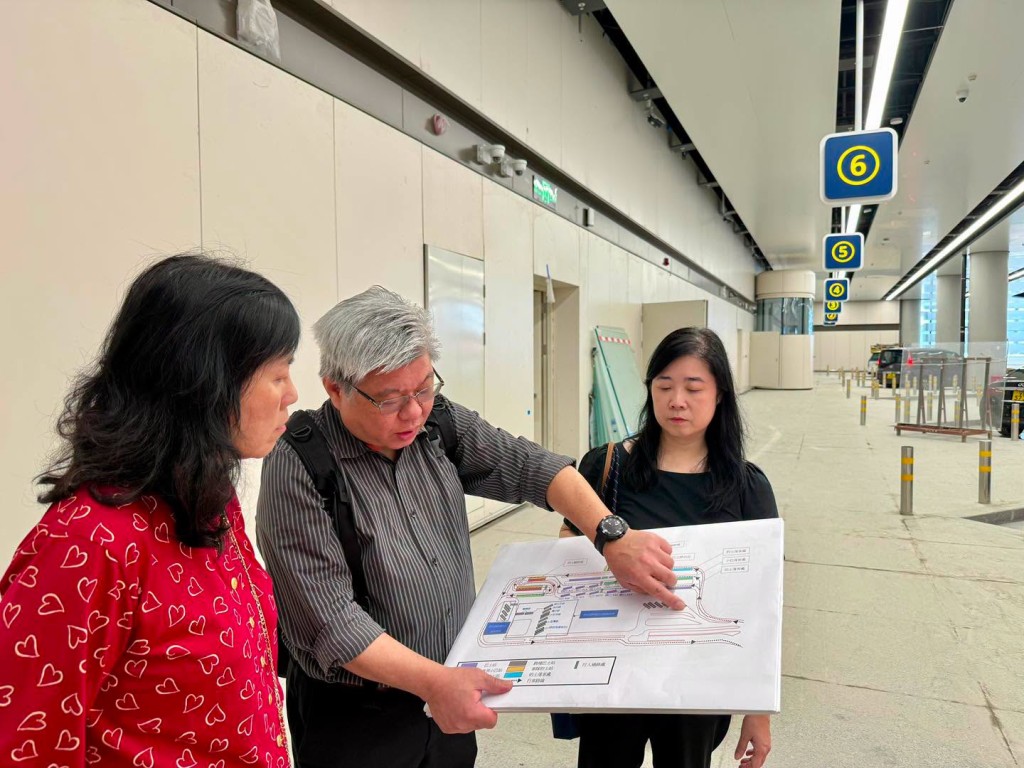 運輸及物流局局長陳美寶今日到訪新皇崗口岸,與局方、運輸署及路政署同事視察口岸的交通安排。(運輸及物流局局Facebook) 運輸及物流局局長陳美寶今日到訪新皇崗口岸,與局方、運輸署及路政署同事視察口岸的交通安排。(運輸及物流局局Facebook)