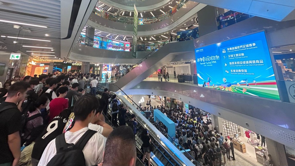 曼城球星及名宿現身與球迷互動，設有曼城比賽日球迷專區、經典獎盃展示。