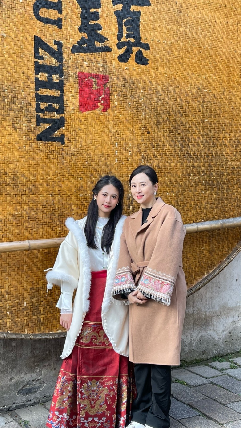 劉蒔笑容極具感染力，遺傳媽媽翁虹的強大美女基因。