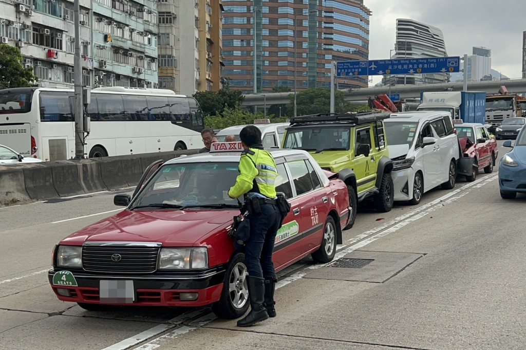 漆咸道北五车「串烧」。林思明摄