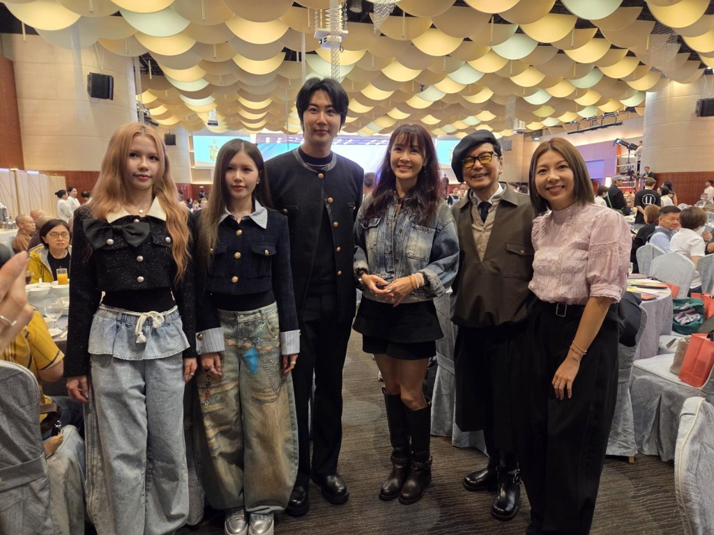 細孖Jaybie、大孖Jaybo、Yong Heo、向海嵐、賈思樂、黃婉曼合照。