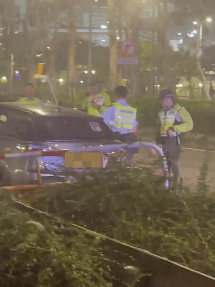 涉事私家车挂有P牌。FB：Wang Judith@青衣街坊吹水会