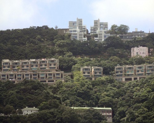 山頂倚巒雙號屋2.4億沽。