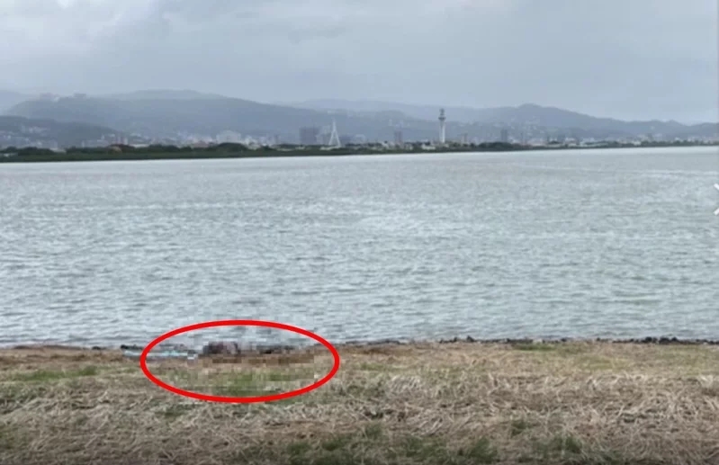 尸体在淡水河发现。