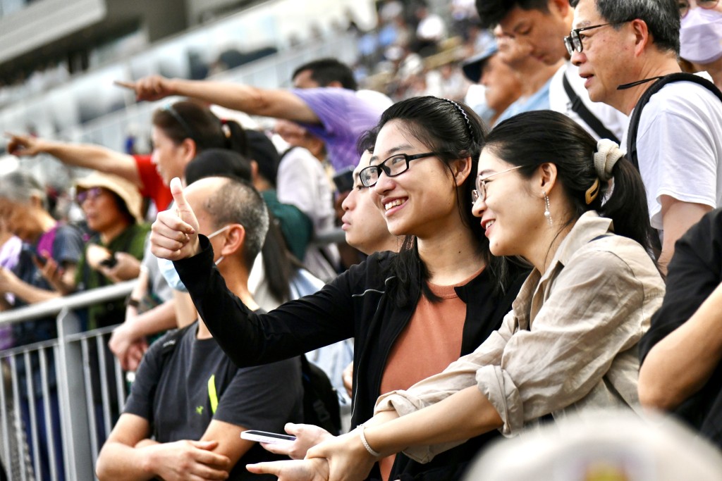 香港賽馬會今日在沙田馬場舉行「香港共慶回歸賽馬日」。 香港賽馬會今日在沙田馬場舉行「香港共慶回歸賽馬日」。