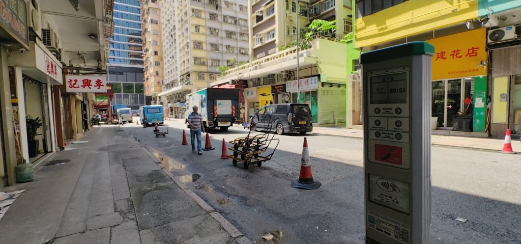 由於用鐵車圍封,基本沒有車輛敢泊入咪錶位。 由於用鐵車圍封,基本沒有車輛敢泊入咪錶位。