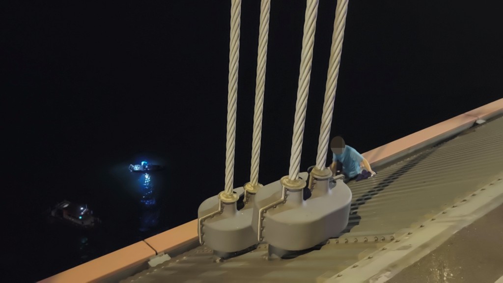 有水警輪消防輪在橋下戒備。 有水警輪消防輪在橋下戒備。