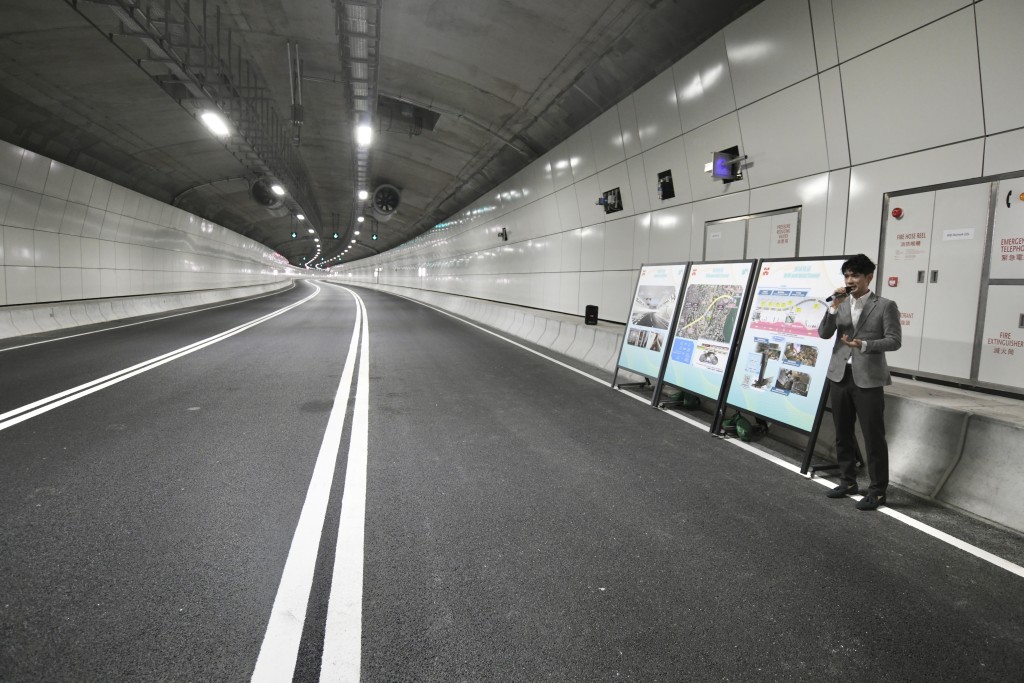 道油麻地段開通時不收費,九龍灣段明年全線通車後會收取8元。 道油麻地段開通時不收費,九龍灣段明年全線通車後會收取8元。