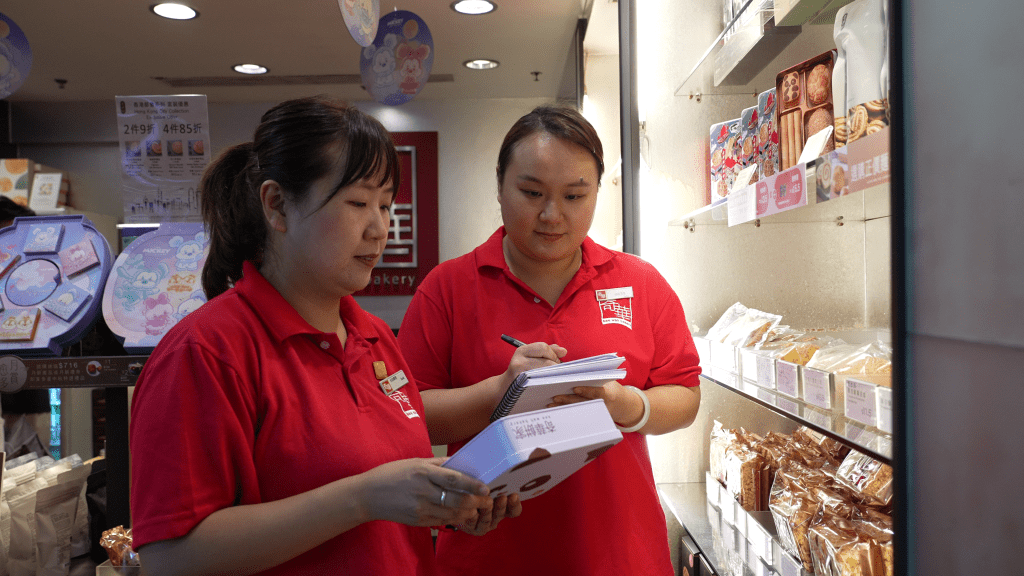 Sarah教導同事要按客人需要推介產品,例如老友記不能吃太甜便要推介低糖產品,有宗教信仰的朋友便要留意產品是否含有豬油或肉類成份。 Sarah教導同事要按客人需要推介產品,例如老友記不能吃太甜便要推介低糖產品,有宗教信仰的朋友便要留意產品是否含有豬油或肉類成份。