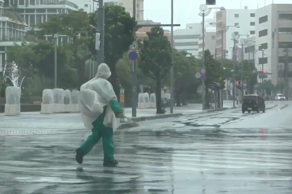 那霸市出現強風暴雨。美聯社