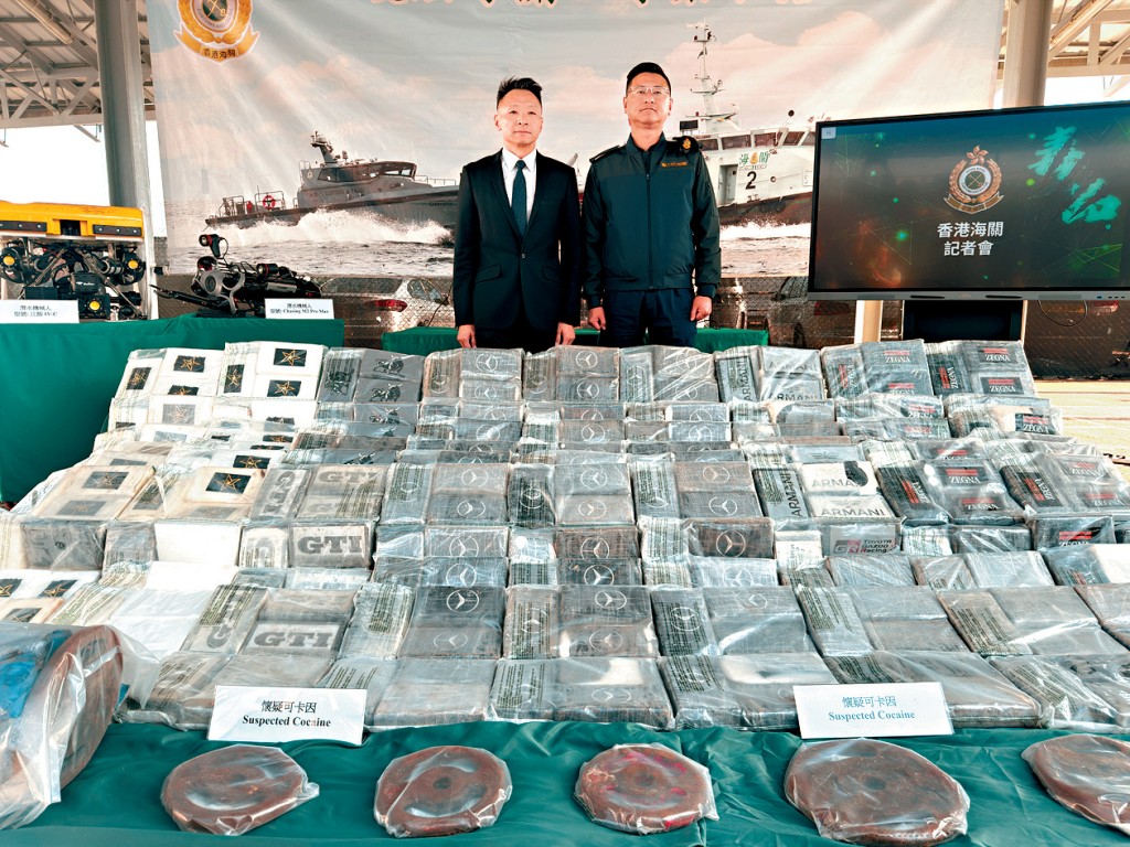 海关毒品调查科高级监督刘玉龙（左）及海关港口及海域科海域行动课监督罗展文讲述案情及展示案中证物。