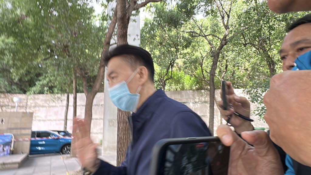 兩名死者的大哥離開殮房,不欲多談事件。 兩名死者的大哥離開殮房,不欲多談事件。