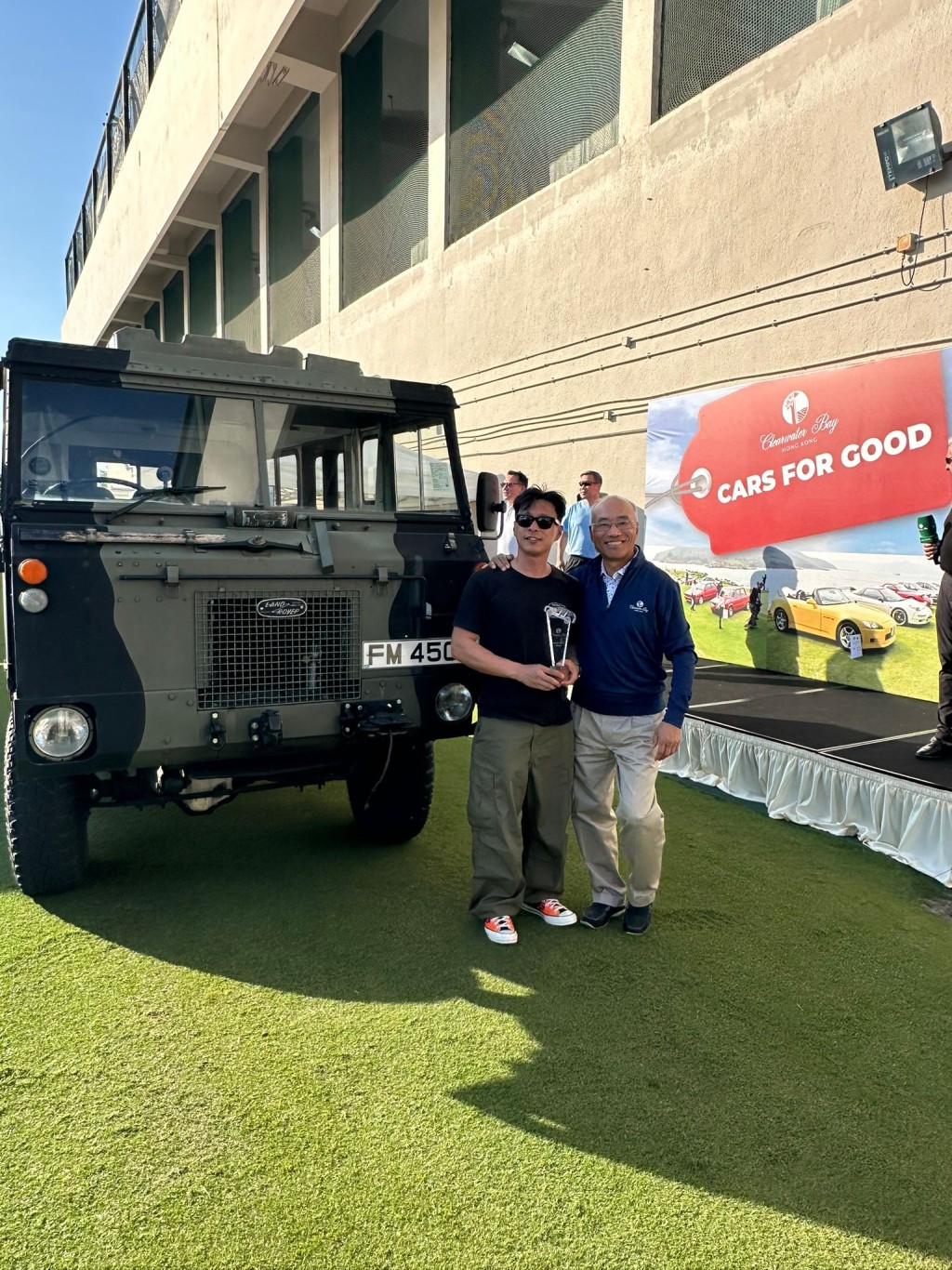 全场最佳SUV是一辆Land Rover Defender 101退役军车。