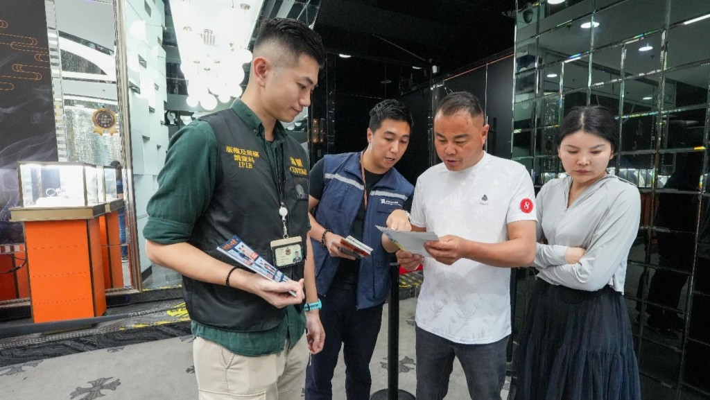 旅監局與海關人員巡查入境旅行團註冊商店及購物熱點。