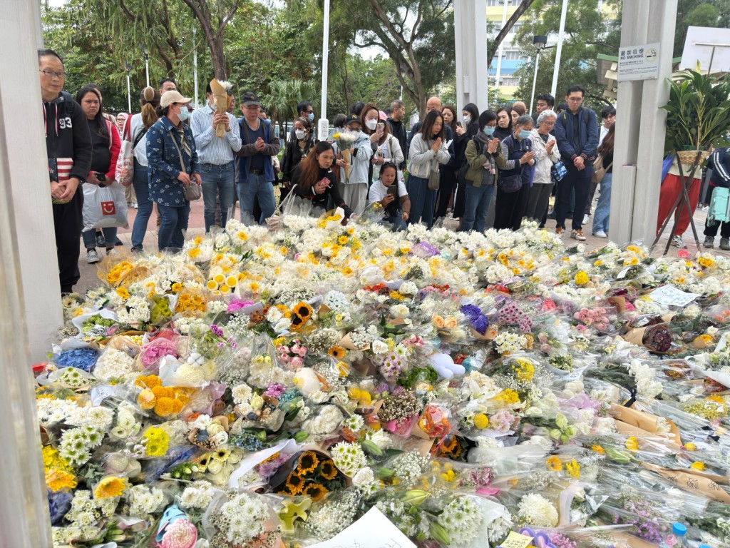 大火至今造成128人死亡,83人受傷,大批市場到大埔獻花悼念死者。陳國峰攝 大火至今造成128人死亡,83人受傷,大批市場到大埔獻花悼念死者。陳國峰攝