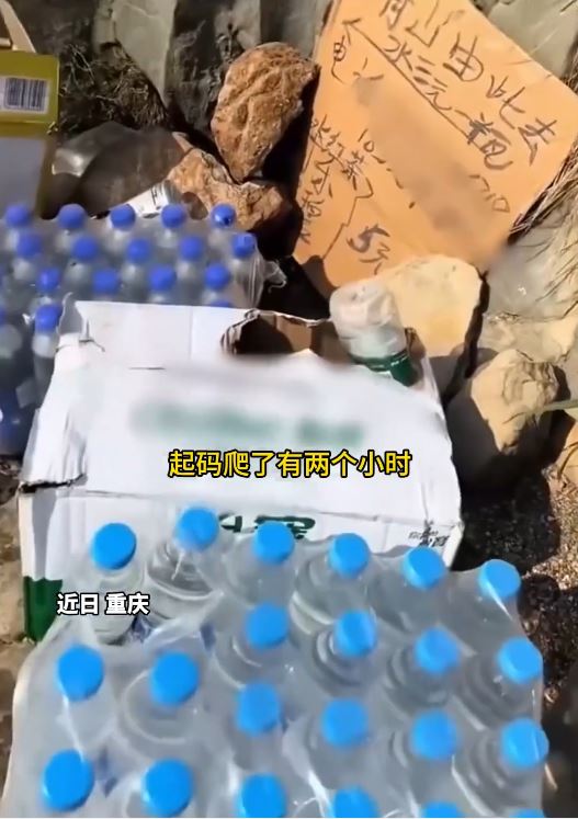 龔先生不滿有行山客貪心零元購，不付錢便取用他人力背上山的飲用水。影片截圖