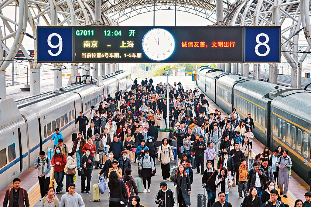 清明三天假期，大量旅客乘坐高鐵出行。