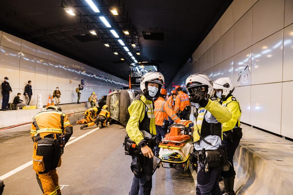 演習模擬一宗將軍澳藍田隧道內五車相撞的嚴重交通意外。警方提供