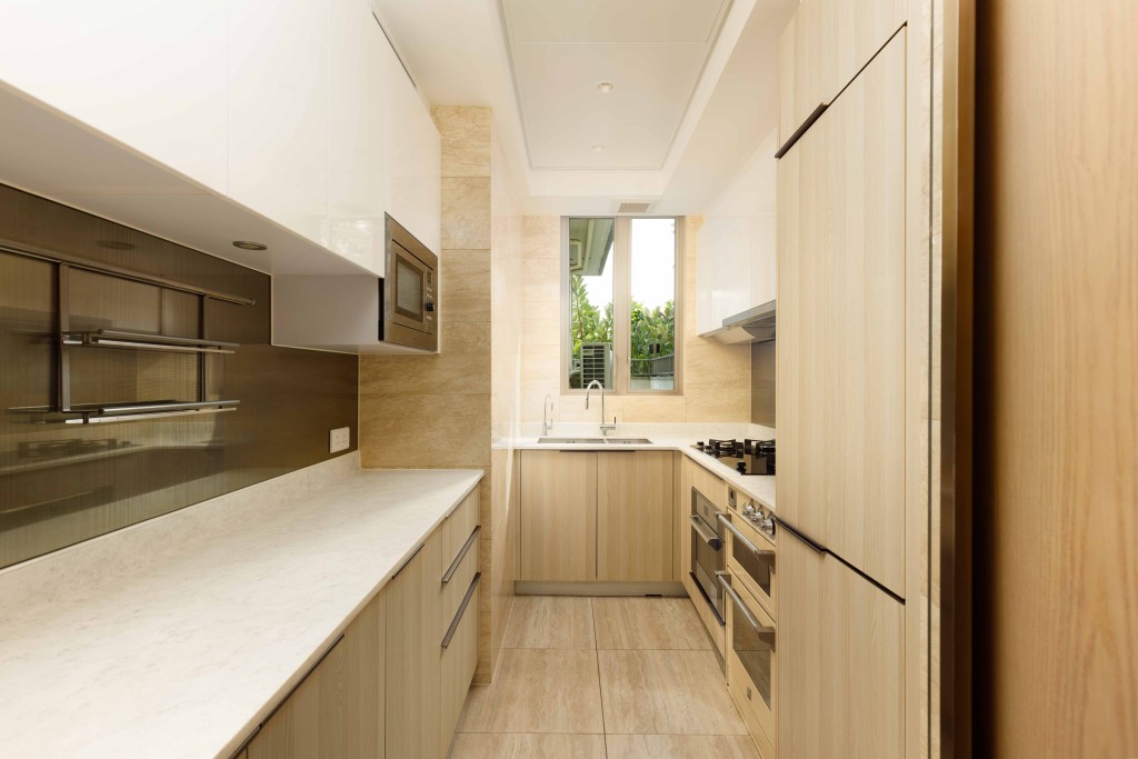  厨房空间宽敞，配备名牌家电及炉具。