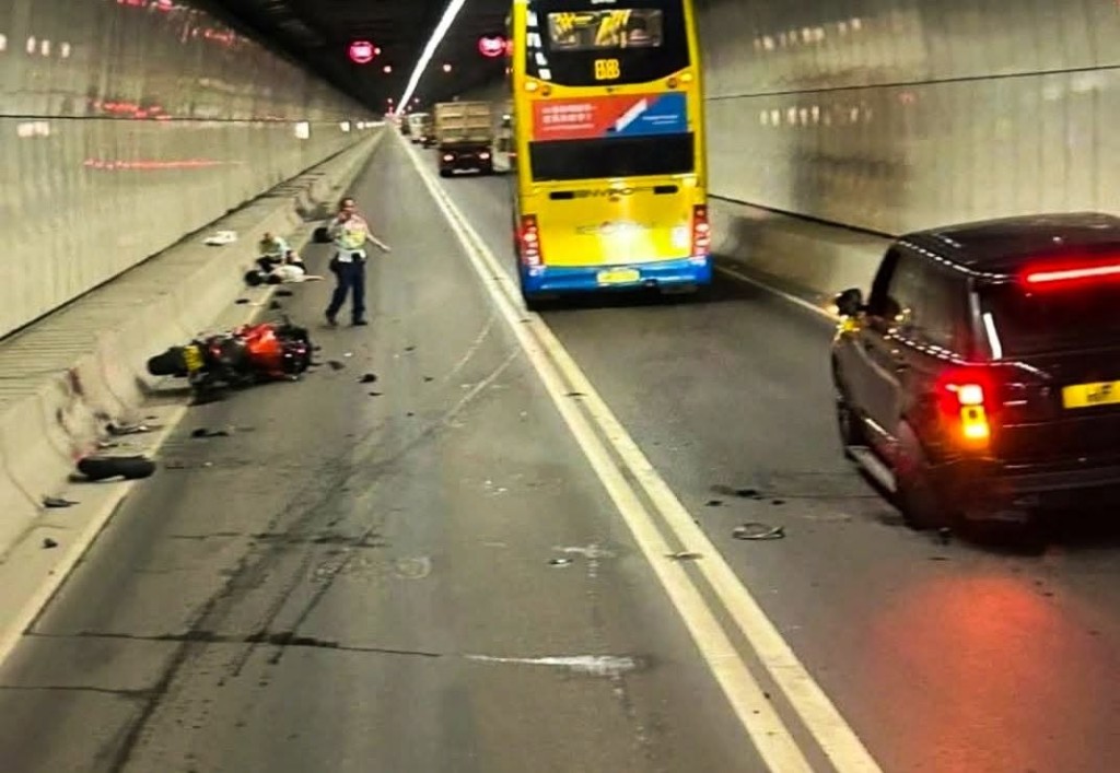 警員接報趕至，協助救援傷者及指揮交通。FB：Shakccl Ahmcd@車cam L（香港群組）