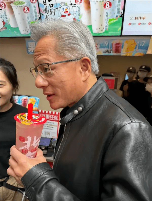 黃仁勳在北京「掃街」時喝蜜雪冰城的蜜桃四季春。（網上圖片）