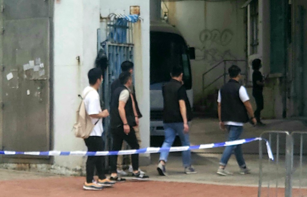 警方進入校舍