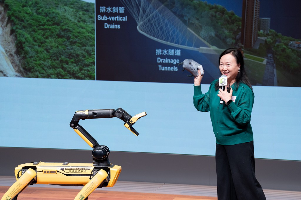 土力工程處副處長(規劃及測試)楊暉工程師分享對業界未來發展的見解,鼓勵年青人勇於嘗試,以創意思維為社會作出貢獻。 土力工程處副處長(規劃及測試)楊暉工程師分享對業界未來發展的見解,鼓勵年青人勇於嘗試,以創意思維為社會作出貢獻。