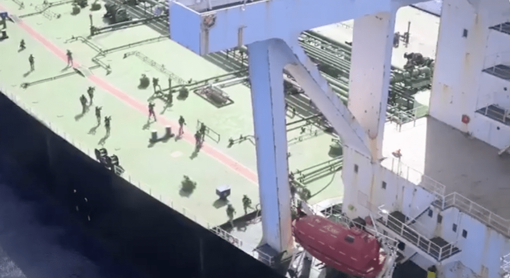 美国国防部周四（23日）发布影片，展示扣押“Majestic X”号油轮的情景。