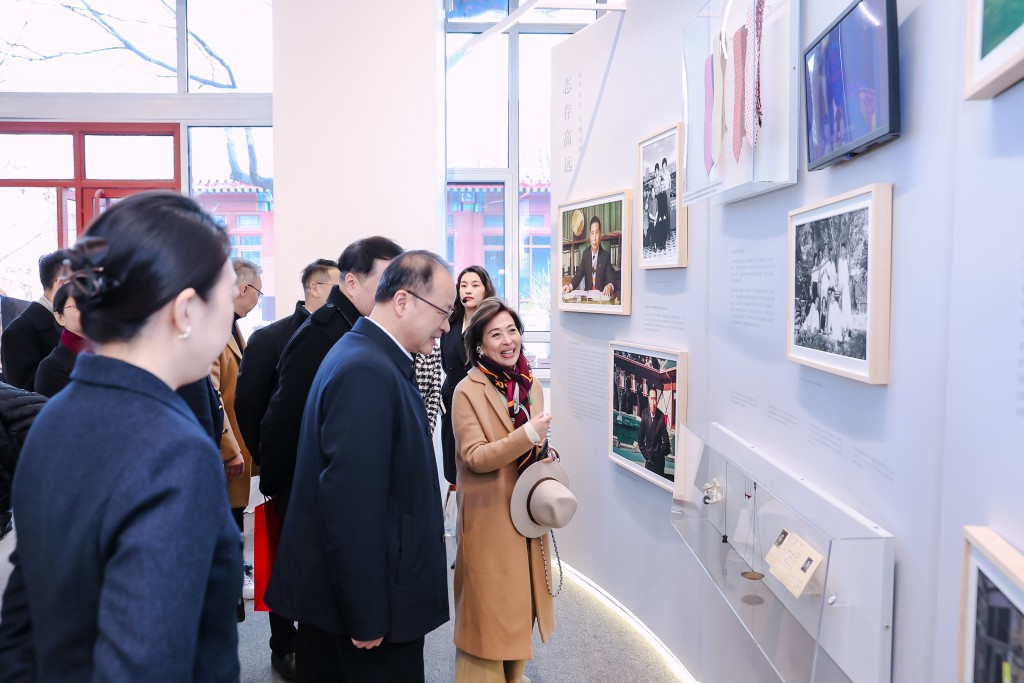 現場嘉賓於展品前駐足交流,共同回顧李兆基的人生歷程與卓越貢獻。 現場嘉賓於展品前駐足交流,共同回顧李兆基的人生歷程與卓越貢獻。