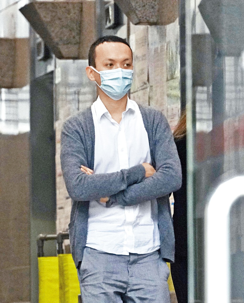 被告何家洛暴動罪判監。