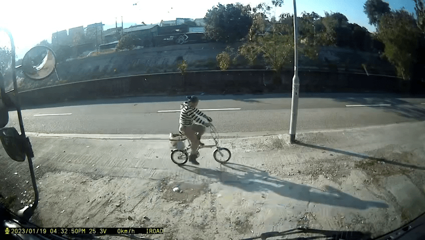 單車女於行人路行駛。