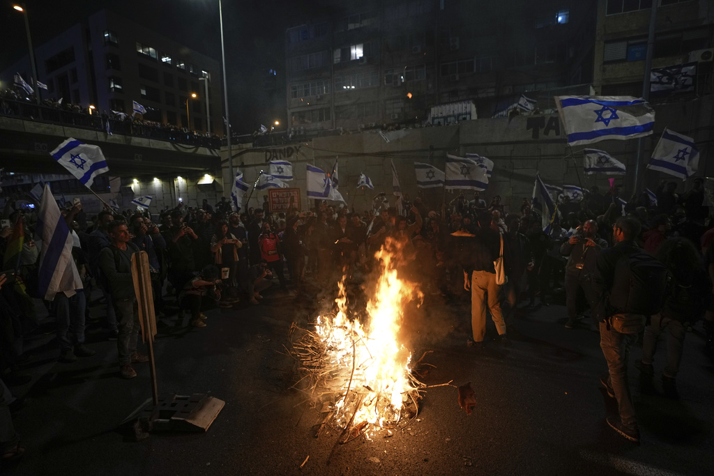 以色列有大型示威，要求暂停司法改革计划。美联社